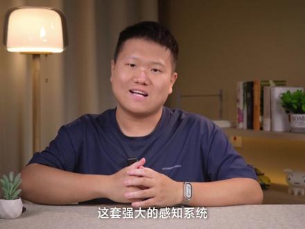 实测智己LS8 辅助驾驶 开的比我还要强! 作为一名数码UP主,平常经常需要携带很多摄影器材,去拍摄外景,但我自己开的是A+级的溜背轿车,空间不太富裕,后备箱放不了太多东西,所以就想在25-30W这个价位选择一台空间大,智驾强,底盘好的增程SUV,最近关注到了智己LS8 30W不到还上了线控转向,感觉很符合我的需求,跟着我的视角,一起来看看它的表现吧。#智己LS8 #Momenta #智驾 #辅助驾驶 #智己