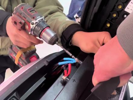 看看锂电池如何安装?#锂电池#锂电池安装 #矿山路比亚迪 #换电瓶 #徐州换电瓶