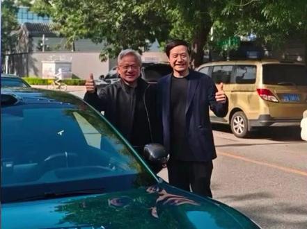 黄仁勋又合影雷军,35度天气仍穿皮衣