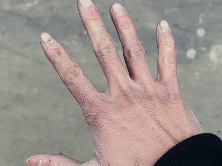 我这修车的手怎敢牵她那水灵灵的手