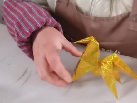 所谓灶马,通俗来讲就是灶王爷的坐骑,用现代话说就是灶王爷上天坐的交通公具!黄马驮福上九天,灶王言好降平安!讲的就是灶王爷骑
着黄马上天宫言好事,回宫降平安的故事!黄马就是灶马!让我们一起折起来吧!