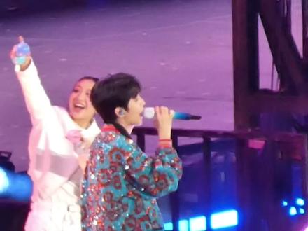 《心引力》直拍✌︎' ֊' 好爱这一首改编 还收到了小凯宝宝的比心🫰🏻🥰🥰🥰
#王俊凯 #王俊凯让人心动的n个瞬间 #杭州 #qq音乐巅峰之夜 #王俊凯小螃蟹