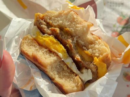 家人们!麦麦枫糖松饼堡盼望着盼望着终于上了! #颓式碎碎念 #小姜秘制 #麦麦 #麦门永存 #美食vlog 太好吃了,我将一天吃两个!我不中了好吃飞了