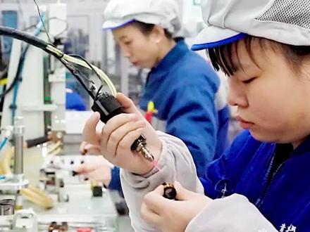 订单已排到下半年!项目扩建、产业链升级,马连庄企业“满弦”开工,全力冲刺首季“开门红”。截至到2月24日,莱西全市300多家规模以上工业企业复工率已超90%。#开局“十五五”奋斗正当时#新春走基层·话奋斗#莱西#复工复产#冲刺开门红