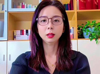 网暴之第三弹百万大V与热点博主谣言产业链上的苦难狂欢 #内容过于真实不接受反驳 #创作者中心 #创作灵感
百万粉丝大V负责写谣言剧本、定调子;
而热点博主负责在短视频平台二创、铺量、发酵。
他们联手干了一件很“系统”的事——给我的维权抗争甚至我的人生,从头到尾,重新写了一个剧本,片名:《崔丽丽:从受害者到做局者》
这看似是剧本实则是叙事劫持——就是用一套编得很圆的假故事,强行覆盖真相:
当谣言比事实更“精彩”
当受害者被塑造成“做局者”
当正当维权被污蔑成“直播变现”——理性的声音就是这样被淹没的。
而最讽刺的是什么?
他们编的这套“直播谋利”剧本,恰恰完成了我被污名化的最后一击。
公众的注意力,被他们成功地从“那个人遭遇了什么不公”
转移到了“她到底有没有消费苦难赚钱”。
这不是蹭热度,这是对我抗争正当性的“价值谋杀!
所以,我必须让大家看清这一幕:
当流量大V定调、热点博主狂欢——他们分食的,根本不是流量,是一个受害者的人格、一个案件的真相、还有整个社会对性别暴力议题进行理性讨论的公共空间!
#丽丽的战争 #网暴