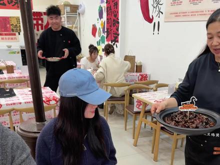 在平度有一家05年女孩开的黑鸭煲 就是那个味儿,甜甜辣辣很过瘾!
现在还上了很多江西小炒,太下饭了#黑鸭煲 #平度美食 #新店开业 #上天入地我最爱吃