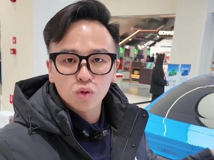 新款#小米su7 内饰升级非常大 隔着玻璃 也能感受到堪比#梅赛德斯 的工艺和用料#小米之家见卡布里蓝