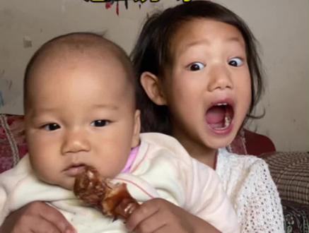 #香辣鸡腿 #阿妍妹妹 #零食推荐 好吃呀弟弟都想吃了哟😋