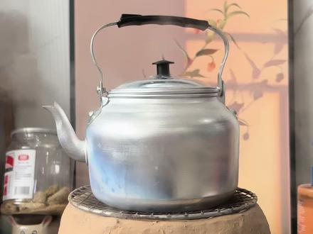 有手就会的小泥炉教程,非常简单,可以操作一下 火力太猛了,使用的时候要注意哦,下面要加一个隔热垫,不要像我一样给桌子烫了一个大洞😅
#泥炉教程#围炉煮茶#泥巴炭炉