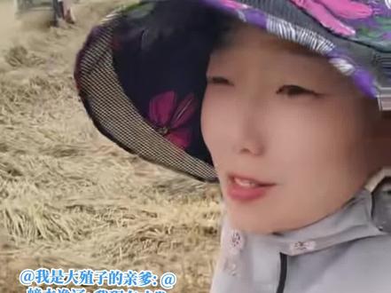 #湖北地亩是多少平方米?# @我是大殖子的亲爹: @蟑本逸涵: 我现在才发现,为什么收割机不去湖北了?是他们那边一亩地等于1000平,甚至1200平的都有,太离谱了。正常都是667一亩地。这相当于翻了一倍了。司机又不是做慈善的。