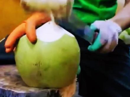 #上热门 泰国椰子果冻制作过程#椰子 #网红椰子蛋 #剥椰子蛋技巧 #椰子汁 @DOU+小助手 @DOU+上热门