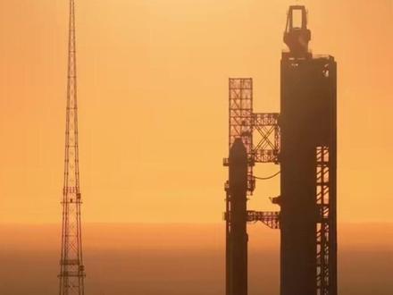 朱雀三号回收没成,为什么大家都说“还成”? #朱雀三号运载火箭 朱雀三号遥一运载火箭,入轨成了,回收没成。这事儿大家都听说了吧?有意思的不是结果本身,而是舆论场的反应。翻翻评论区,满屏都是“虽败犹荣”、“下次一定”,还有夸火箭研制公司蓝箭航天的,说“一家民营企业能做到这样,很不错了”。
我挺触动的是,同一批网友,可能在很多热点话题里争得寸步不让,但这次却一致选择了鼓励。这其实挺值得聊一聊的。咱们中的不少人,从小就活在低容错率的成长叙事里:考试、选专业、找工作,错了就怕“掉队”了。但长大之后我们才发现,其实错误、失败是一定会出现的。而且,如果唯一的目标就是不出错,大概率人生也很难出彩。
科技创新,特别是前沿探索,尤其需要配套尽职容错免责机制。科技界流行一句话:“快速失败,更快学习。”在这个系统里,失败不仅仅就是个需要包容的东西,更会转化为助力进一步创新的“公共知识资产”。典型的例子就是SpaceX 的“猎鹰9号”。它从2013年开始尝试垂直回收,失败四次,直到2015年底才第一次成功。
朱雀三号升空,虽然回收环节没完全成功,但火箭测试、发射、飞行的整体方案被验证了,更关键的是——拿到了真实飞行中的宝贵数据。这些,就是我刚才讲的——创新的“公共知识资产”。
其实我们对失败的宽容度,对不确定性的接纳度,根本还是建立在我们对国家创新能力、企业科研水平的信心上。今年,除了朱雀二号、朱雀三号升空,还有“千帆星座”组网卫星升空,海南商业航天发射场进入常态化发射阶段,等等。从全球范围看,考虑到中国商业航天正从0到1,这已经是一条非常陡峭的“追赶曲线”。
如今,海量社会资本涌入商业航天领域,“流水线上造卫星”正逐步成为现实。有人畅想,不远的将来,普通人可以搭乘商业载人飞船,来一场说走就走的太空旅行。而当我们习惯用“成长思维”代替“成败思维”,营造崇尚创新、包容试错的浓厚氛围,一定会激励更多人勇闯无人区,打开更多创新的想象空间。
最后想问大家一个问题:你最近一次经历的“虽败犹荣”是什么?或者,如果给你一次“容错”的机会,你最想在哪件事上,允许自己再试一次?我是党报评论君,我们下期见。(作者:孟繁哲)#评论君开讲