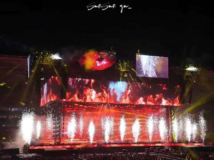 四面台折返烟花 第n弹 深圳收官版~
#永不熄灭的火焰 #华晨宇 #火星演唱会深圳 #四面台