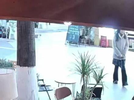 所述之事发生在佳美广场灵丹妙药对面啤酒超市。由于视频主并没有陈述起因和过程,我们在有全程监控的情况下,论述一下事情的经过及猫主人没有提到的一些问题。
1.在正规商圈没有市场允许,在啤酒超市经营范围内摆摊设点,带来一堆猫,与我们店一路之隔,然而猫主人却说处于“公共区域”。
2.啤酒超市也有小狗,两只小狗是很好的朋友,经常在两店门口范围内玩耍,当时一直就在猫旁边,还有客人逗狗和投喂,此时您把猫放下牵到所谓“公共区域”后,两只小动物*第一次接触*并且小猫在明显应激的情况下打了我们的狗,相信您也注意到了,并且您也知道两只狗的存在。
3.在两只小动物*第二次接触前*,在明知猫已经出现应激的情况下,您自行把猫放下,使它出现在了所谓的“公共区域”内,那么在“公共区域”,主动让自己的猫去接近另一只未拴绳的狗,是否可能被视为对自身宠物安全的一种疏忽?我认为这才是问题的起点。其次我们都知道猫狗习性不同,容易互相追逐。你当时把猫放在“公共区域”的时候,有没有预想到猫可能会害怕、狗可能会兴奋?你采取了哪些措施来确保猫的安全?这造成了视频内两只小动物的*第二次接触*。
4.后续您自行把猫抱到我们店内,说猫生气了要打一下狗,我们在知道猫已经受到两次惊吓并且已经应激的情况下,建议您不要这样做。两次接触已经让它应激受惊吓,如果我们为了‘出气’而再次强迫它面对让它恐惧的狗,这难道不是对它的三次伤害吗?我想我们同作为主人,我们的首要责任应该是避免宠物再次陷入恐惧和危险,而不是利用它来报复
5.再然后您男友来找您之后,我不知道您如何向您男友阐述的当时情况,可能您有一些情绪化的表达我表示能够理解,您男友后续也来到店里像我们讨要一个说法,由于当时店里客人较多,我们比较忙,您男友过来后跟我们说时,我们表示忙完之后肯定会再次过去跟您道歉并商讨一个解决方法,随后不超过10分钟您男友再次来到店里跟我们提出还是想让您的猫打一下狗,由于店里实在太忙,我们没有办法,便把狗抱过去让您的猫碰了一下,随后事情结束。
我们愿基于事实承担相应责任,但绝不接受歪曲事实的网络攻击和‘报复宠物’这种荒谬要求。如果猫有实际医疗费用,我们可以基于事实和法律规定理性协商。但如果继续在网上发布不实信息,我们将不得不保留使用法律手段维护名誉的权利。
@饭饭不吃饭