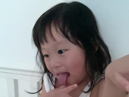 不是只有短的舌头才需要剪舌系带,舌头长,呈w形状,重点是宝宝说话晚的,建议都去口腔科查看一下#舌头 #舌系带 #宝宝讲话