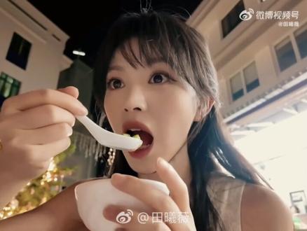 #田作之赫 #Gucci #vlog #张凌赫 #田曦薇
两小只的vlog解说来啦~
附赠陈皮糖~
两位亲自发放的🍬🍬~让杯国提前过年~
还上了vb热搜,大狂欢来的🎉
慢慢欣赏吧~