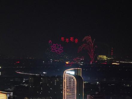 去岁愿,化今宵星河;每一步,皆璀璨回响。看焰火绘出强产、美城、兴水新画卷——这是我们的家,更是我们的未来!#汉川 #迎新春 #无人机烟花秀 #请你看光轨烟花