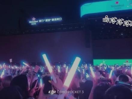 《假如表弟去了太湖湾…》朋友让我把音乐节现场单独发一下(执行任务ing) 然后顺便汇报一下,这两天在做520产出不更别的啦~#音乐节 #ooc致歉 #ai 想了一下还是放进《北京爱情故事》那个合集啦,橹穆的标签我所有视频后续都会加的,请大家放心! #橹穆 #王橹杰穆祉丞