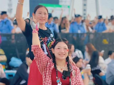 坐着轮椅从甘肃飞哈尔滨 去看生哥的音乐节 见到生哥的第一眼 不禁让我回忆起了我与他们的故事21年突发脊髓血管瘤 导致从三岁就跳舞的我高位截瘫 躺在病床上只有脑袋会转的日子里 以为人生从此会一片黑暗 直到偶然刷到了《快乐再出发》的片段 让我第一次发自内心的笑了声 再就业的几位哥哥们同样也是被生活磨砺后打了一场漂亮的翻身仗 那个时候好我就在想 我为什么不可以?于是我拼命的康复 想着一定要和他们见一面 我努力的学习自理 终于自己可以坐稳在轮椅上 这一路上 他们的综艺是生活的糖 而他们的歌声则是黑暗中的精灵一直引领着我到达更远的远方 成为更好的人 为了和他们见面 尽管坐在轮椅上只有一只手可以动 我学习了彩绘 节假日去摆摊赚钱 只是为了见一面我的光 那六个支撑着我生活的人 非常感谢这次曹操出行无障碍公益帮我圆梦 能让我跨越2440公里来到哈尔滨这座温暖的城市见到生哥 带着我的六毛 带着同样喜欢他们的老妈 和精心搭配的应援色“痛车”在一双双手交汇扶手的瞬间 再一个个充满爱意的眼神里 我被花生和酒菜姐妹们托举着见到了那个我日思夜想的人 是收获了意料之外的惊喜见到了王大姐 生哥 我想说“谢谢你 你一直是我的榜样 你的坚韧和对音乐的热爱一直鼓舞着那个在迷雾中的我 谢谢你赐予我走南闯北的勇气”我想未来我们还会见很多很多面 而每一次我们都会成为更好的自己 最后非常感谢现场每一位为我呐喊让路的姐妹们 我们都是怀着一颗爱生哥的心奔赴这一场乌托邦 哈尔滨这座温暖的城市 我们下次见 生哥 我们演唱会见#陈楚生 #再就业酒菜 #曹操出行 #曹操出行无障碍公益 #出发是一切的开始