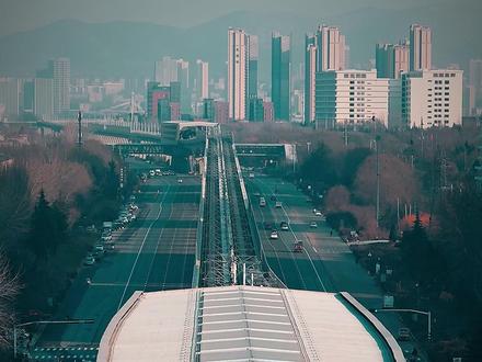 章丘乘地铁8号线换乘至济南东站指引 各位乘客请注意,从章丘区域乘坐地铁8号线前往济南东站,推荐以下最优换乘方案,全程站内无缝衔接,高效便捷:
第一步,在章丘区内任意8号线站点(如清源大街站、绣源河站、山东大学站等),乘坐往邢村立交桥东站方向的列车。
第二步,到达邢村立交桥东站后,在此站实现同站台换乘4号线。请留意站台标识,绿色区域为4号线乘车区,换乘时无需上下楼层,认准4号线往彭家庄站方向列车乘车。
第三步,乘坐4号线至彭家庄站,换乘2号线(往王府庄方向),乘坐2号线直达济南东站下车即可。
温馨提示:8号线运营时间为6:00-22:05,4号线与2号线运营时间为6:00-22:30,请合理规划出行时间。换乘过程中请留意站台广播与导向标识,有序乘车。#地铁八号线 #济南东站 #轨道交通 #济南高铁东站 #济南