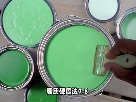 玻璃粉是一种无机类无定型硬质超细颗粒粉末,外观呈白色,化学成分为硅酸盐类,以高温高纯氧化硅(SiO₂)、氧化铝(Al₂O₃)等电子级原料为核心成分。通过高温固相反应形成无序结构的玻璃均质体,其化学性质稳定,具备耐酸碱性、化学惰性和低膨胀系数,是典型的超耐候粉体材料。
该材料具有三大核心特性:其一,透明度高且硬度大,莫氏硬度达7.8,粒径分布均匀(1-13μm),可制成高透明度水晶底漆,既保持清晰透光性,又提供抗刮耐磨保护;其二,分散性优异,与树脂及油漆体系相溶性好,经多次表面处理后,漆膜无蓝光现象,重涂性能突出;其三,功能性强,添加至高档耐刮伤面漆中,可提升漆膜硬度与韧度,同时具备消光作用和耐候性增强效果。
在应用领域,玻璃粉已成为涂料行业的重要功能性填料。在家具漆面漆中,添加3%-7%可显著改善透明度、触变性及耐磨性,色漆中添加5%-10%效果更佳;塑料漆与金属漆中建议用量为10%-15%。其适用于聚酯漆、聚氨酯漆、丙烯酸漆等体系,制成的底面两用漆可同时满足装修与家具制造需求。值得注意的是,玻璃粉比重较大,开稀后易沉淀,需加强防沉措施;且硬度较高,分散研磨时需控制时间以避免设备磨损。