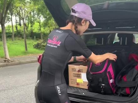 铁人三项入门之铁三服与游泳胶衣
很多朋友都想尝试铁三比赛,其实让大多数人犹豫不
决的原因就是第一部分游泳。有些人是不会游泳,有
些是对公开水域有恐惧感!今天我来介绍一个神器
它能助你一臂之力!
铁三游泳胶衣
根据中铁协或Ironman 组委会的规定,比赛当天水温
低于 22或24 摄氏度,参赛选手就可以选择穿胶衣。
如果水温低于16摄氏度,胶衣就是强装,必须要穿着
入水,否则无法参加比赛!
胶衣的好处冖 和不足之处X
1:增加浮力,对自由泳的选手非常有利。可以减少打
腿的次数。为后面二章项,骑车和跑步节省力气!
但是浮力过大对选择蛙泳的选手可能就没那么友好。
2:保暖,胶衣其根本的作用还是在相对于低温的公开
水域,帮助参赛者的保持体温。以免失温和导致抽
筋!下水后建议撑开胶衣让水进入一部分。这部分水
和身体接触后会自动变成恒温的保温体系。不方便的
地方就是上岸后需要快速脱下胶衣进行换项。
但是总体来说我还是强烈建议,在组委会允许的情况
下,还是穿胶衣。对速度和保暖都有好处!
#铁人三项
#日常训练
#运动装备
#公开水域游泳
#胶衣