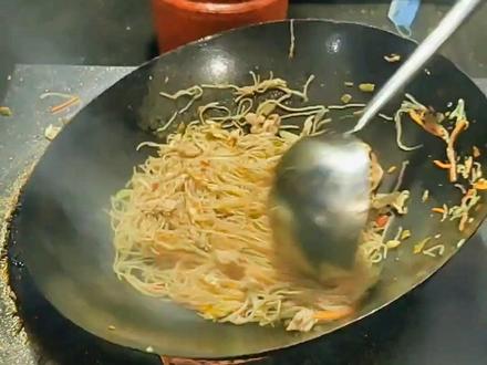 有粉丝老是说我分享的,鸡蛋炒粉,鸡蛋炒饭,没有肉之类的,今天就给大家上个有肉的炒米粉,肉丝炒米粉,视频有点长,耐心观看,多看几次就学会了,学会了赶紧炒给自己家人或者心爱的人吃吧!不管学会还是没有学会,都来评论区交作业哦#炒粉 #肉丝炒粉 #肉丝炒粉条教程 @DOU+小助手