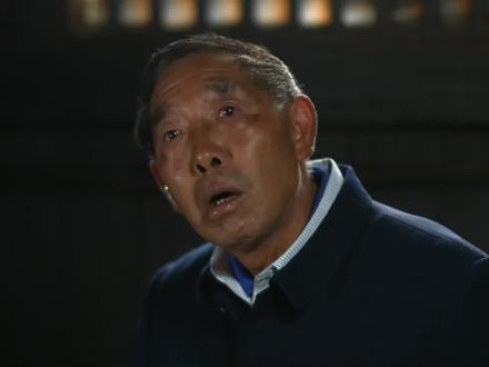 “断指扶贫”书记罗官章去世时卡中余额38.83元。妻子让他安排工作,他多次拒绝。