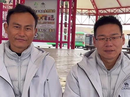 荒野杀青,道友和蜜蜂哥恋恋不舍说悄悄话😂#荒野道友#荒野蜜蜂哥 #张家界七星山骆驼杯荒野求生 #老六荒野