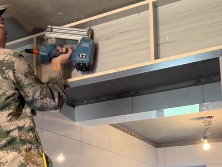 厨房假梁施工一定注意尺寸,沟通好推拉门的厚度。