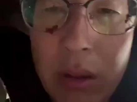 实在是笑死人了啊😁,男子👨🏻跟邻居吵架,气不过抹了对方一脸屎,调解赔偿500😓,邻居又气不过抹回来了,500又给换来了😰,最后,俩人一分钱没赚😃,各自得到一脸屎💩💩💩...