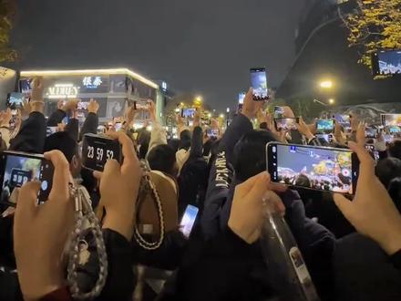 今年杭州湖滨是管控最严的一年,气球都没有一个,大家喊完“321新年快乐”,冻手冻脚的地铁都地铁站都挤不进去#杭州跨年 #热点