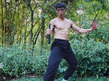 #功夫 #格斗 #武术 #双节棍 不经风雨,长不成大树;不受百炼,难以成钢。活水贵在流动,生命贵在运动。双截棍入门12式,口令教学完整版。