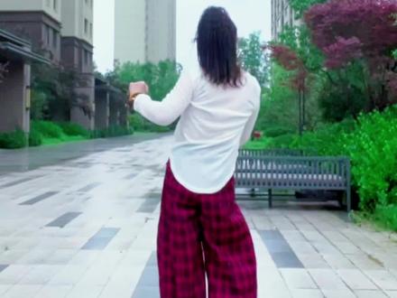 32步+间奏#小妞跟我走 背面完整版#新歌上线 @初 贰🐰(喽他) #简单易学 #零基础学舞蹈 #好听的音乐总是触动人的心灵