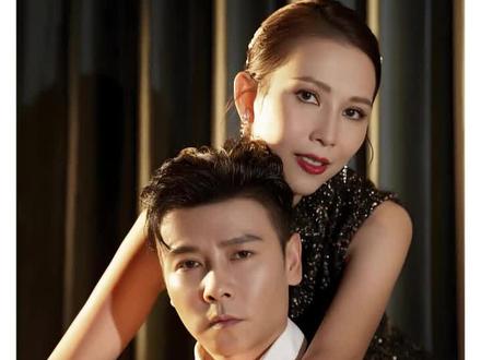 一次,主持人问张晋:"你老婆蔡少芬被刘銮雄包养 过,分开还给了1.6亿分手费的事,你知道吗?" 张晋面色如常的点头:"我知道。"接着主持人又问: "那你为什么还娶她?张晋坐直身子,眼神坚定而温和:"每个人都有过 去,我也有过迷茫挣扎的时候。在我没什么名气, 四处闯荡却屡屡碰壁的日子里,也会觉得人生艰 难。她的过去,对她来说是痛苦的经历,我心疼 她,也更懂得珍惜现在。"他的声音沉稳,一字一 句,都透露着对蔡少芬的理解和疼惜在张晋心中,那些外界的流言蜚语根本不值一提。 他看重的,是与蔡少芬的感情,是两人一起走过的 日子。他们用行动证明,真正的爱情可以跨越一切 障碍,过去的阴霾无法阻挡他们追求幸福的脚步。 蔡少芬,这位优雅的港姐,她的演技自然,无论是电视剧中深情的眼泪,还是 大银幕上那动人的笑容,都让观众为之动容。 记得在一个星光熠熠的颁奖礼后台,记者围绕着 她,是关于她与刘銮雄的绯闻。一位记者直接切入主题:"蔡小姐,我们都很好奇, 您和刘先生的关系究竟是怎样的呢?"蔡少芬微微一笑,保持着她一贯的优雅与镇定:"我 们只是朋友,媒体上的报道大多都是无稽之谈。" 但记者并不轻易放过,紧追不舍地问:"那关于您们 的恋情,以及传闻中的高额分手费,这些是真的 吗?"蔡少芬的眼神中透露出一丝不易察觉的哀伤,无奈说道:"我始终相信,感情是两个人的事,不应该被 外界所左右。至于那些传闻,我只能说,爱情不是 一场交易。"间接否认了巨额分手费!这一刻,蔡少芬展现了她作为一名女演员的坚强和 独立。蔡少芬与刘銮雄的关系曾经是香港娱乐圈最 为人津津乐道的话题之一。他们的恋情,宛如长达六年的梦,绚烂而又短暂。 这场恋爱对于蔡少芬来说,真的很美好。 因为从小没有父爱的她,18岁那年在刘銮雄这里得 到了,最后蔡少芬和刘銮雄和平分手!蔡少芬和刘銮雄分手后,关于刘銮雄给予蔡少芬1.6 亿港元的补偿的传闻四起,甚至有更加敏感的说 法,指出蔡少芬为了刘銮雄多次堕胎还有孩子。面 对传言,蔡少芬却始终保持沉默,坚称这是一段正 常的恋爱关系。记者直接向蔡少芬提出这些敏感问题。蔡少芬的脸 上显露出混合着伤感和怀旧的表情,她的声音略带 颤抖:"我们的确曾相爱,但我不想让这些谣言玷污 了我们的回忆。"旁边的张晋,看着蔡少芬激动的样子,不禁握紧了 她的手。他转向记者,语气坚定:"过去的就让它过 去吧,我们现在应该看向未来。你