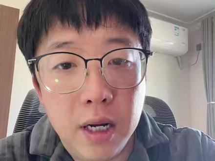 第一步,到主城门口找烹饪训练师学习烹饪,再找感恩节商人购买食谱,打开食谱能看到数张感恩节专属图纸。之后在商人处买入香甜料和面粉各 60 份,制作 60 个香料面包;接着学习玉米馅料图纸,购买秋季香草 60 个,用香料面包和秋季香草制作玉米馅料。过程中要注意,烹饪等级超过 50 就去学终极烹饪以提高等级上限,避免浪费材料和时间。
第二步,学习南瓜馅饼图纸,前往暴风城或者幽暗城门口购买南瓜和蜂蜜,制作南瓜馅饼,通过此方式烹饪等级可一直提升到 160 点。另外,当等级超过 125 时,记得学习高级烹饪来提高上限,不然会白白浪费制作菜品的经验。同时,可去艾尔文森林和提瑞斯法林地打火鸡,虽然现在人多,但火鸡刷新速度也快,找一处合适的地方刷即可,建议打到 110 只左右备用。
第三步,学习酸果蔓酱图纸,前往铁炉堡或者奥格瑞玛门口购买酸果酱和蜂蜜,制作酸果蔓酱,烹饪等级能一直提升到 220 点。之后找烹饪训练师学习专家级烹饪,为后续冲级做准备。
第四步,学习糖心甜土豆的制作方法,到达纳苏斯大门口或者雷霆崖电梯下方,购买土豆、秋季香草和蜂蜜,这里材料可以多买一些,一直练习制作糖心甜土豆,直到烹饪等级练到 295 点(此时制作该菜品经验呈灰色,不再涨经验)为止。在离开之前,找节日商人购买蜂蜜和秋季香草,购买数量根据自己打到的火鸡数量来定,蜂蜜需买火鸡数量的双倍。随后到达拉然学习大师级烹饪,接着用之前打到的火鸡制作慢烤火鸡,以此将烹饪等级提升到 350 点。
第五步,在达拉然烹饪训练师处学习新的配方,之后到拍卖行购买便宜的材料来提升烹饪点数,当等级达到 380 点时,可以学习宴席的制作方法。如果宴席材料较贵,可先用前面制作起来经验还呈绿色的菜品继续升级一些点数,最终将等级提升到 400 点。#魔兽世界时光服 #魔兽世界时光服上线