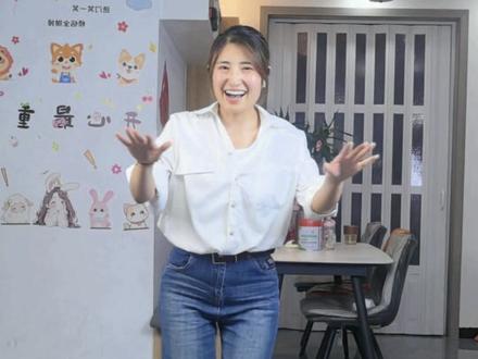 这个版本也简单🫣跳完好开心🥳~用自己喜欢的方式,给生活染上喜欢的颜色🌈☀✨#一学就会系列#简单易学#得意的笑#抖音潮流舞蹈地图#跳舞使我快乐