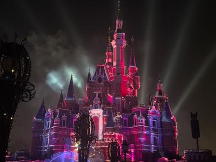 上海迪士尼的十周年限定 奇梦之光幻影秀 又要被这首歌洗脑了,但我觉得没有以前的歌好听呢 #上迪十周年