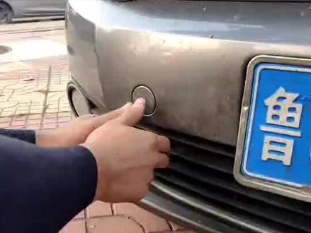 提醒广大车主朋友们 拖车钩盖板不要在拿钥匙啥的翘了!漆都刮花了!#小于的修车日常