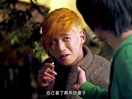 《隐秘而伟大》是由金秀贤 李玹雨 朴基雄 李彩英 孙贤周 高昌锡 金成均 张光 主演的喜剧类型作品,两年前,朝鲜5446秘密特殊部队派出五星组组长元柳焕(金秀贤 饰),潜入韩国某个村庄担当间谍。
元化名方东九,以傻子的身份在一位吝啬的大妈家落脚,他清楚村中每一个人的身世和动向,同时为了不露马脚不得不经常做出一些傻里傻气令人啼笑皆非的事来。随着金正日离世,祖国方面似乎发生些许变化。当年与元互为竞争对手的黑龙组组长李海浪(朴基雄 饰)以及视元为导师恩人的后辈李海真(李玹雨 饰)相继出现在村中。孤独的东九在两位同志面前会稍稍作回自我,而在和“敌国”百姓的相处中,他心中的冰冷也慢慢地发生改变。
某天,一道针对5446部队间谍的命令传来,三个年轻人的命运迎来了最严峻的关隘……#韩剧 #电影解说 #一口气看完系列 #电影 #爆笑