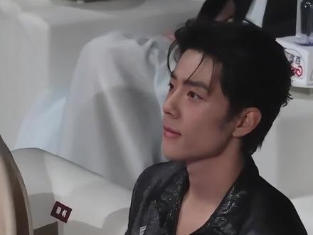 明明桌上放着矿泉水,为何肖战却用保温杯喝水?看到田曦薇张凌赫撕掉包装,才懂这是基本操作#肖战 #田曦薇 #张凌赫 #内容启发搜索 #影娱热点团