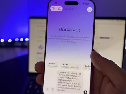 马斯克惊呼太强了!阿里Qwen开源四款小模型 Qwen3.5-0.8B、Qwen3.5-2B、Qwen3.5-4B、Qwen3.5-9B,引发外网热议,在iPhone17pro上都能实现飞速运行,回答速度堪比云端。#马斯克 #阿里巴巴 #Qwen #千问大模型