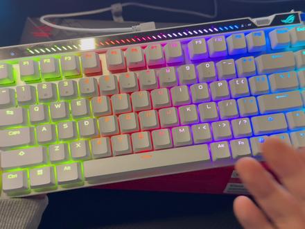 真实使用体验:ROG魔导士75HE磁轴键盘 ROG魔导士75HE磁轴键盘的颜值性能都很在线,可以说满足全方位需求,调节参数特别方便,用滚轮就可以做到,真的很好!唯一缺点就是贵,但是值啊!#rog魔导士ace75he #rog魔导士磁轴 #rog外设 #磁轴键盘 #无畏契约