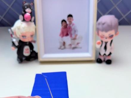 不用电池,不用花钱买,纸壳+皮筋+卡牌,成本几乎为零。
做好实测,射程十几米,指哪打哪,比买的玩具枪还带劲!🔫#手工diy #寒假玩具#纸板手工制作 #DIY玩具 #亲子手工