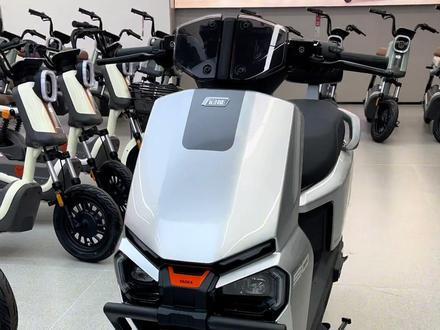 #雅迪冠能 冠能龙霆-M
全屏TFT全彩仪表,边听歌边导航
无钥匙密码解锁,不带手机也能骑
智能AI电池监测系统,剩余里程轻松童烟#电摩 #电轻摩