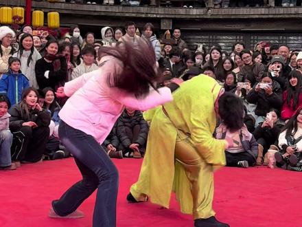 开封万岁山武侠城#老嫂子斗舞精彩表演2026年2月9日#老嫂子与黑衣长腿小姐姐斗舞#精彩不容错过