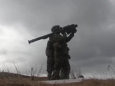 毒刺地对空导弹,命中率高达75%,它是如何瞄准和发射的? #导弹 #科普知识 #军事科普