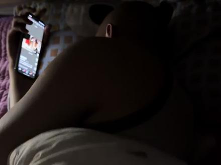 他怎么又没关手机…#夫妻日常搞笑 #搞笑 #打pk #一定要看到结尾