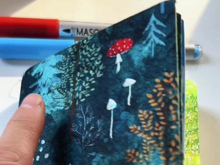 小画|第435集|绿野花镜
总说春天太短暂,抓不住风的形状,留不住花的香气。
于是我用一支丙烯马克笔,把漫山遍野的绿意与繁花,都锁进这小小的画本里。让溪流载着花瓣,流向温柔的风。
🖊️:梅森尼斯丙烯马克笔
📒:宝虹小方砖
#春天的色彩 #小清新治愈系画作分享 #丙烯马克笔绘画 #梅森尼斯丙烯马克笔 #艺术种草指南
@抖音创作灵感 @抖音艺术 @抖音精选官方账号