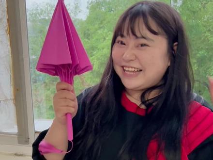 用我粗糙的小胖手,折一个粗糙的纸伞,一玩就是一下午,哈哈哈,生活一下子丰富起来了!!!